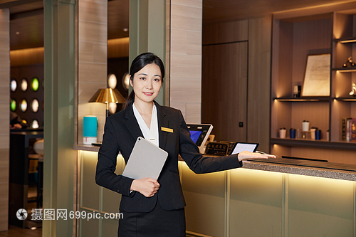 快捷酒店前台接待女服务员在酒店管理中的角色与价值